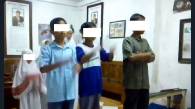 Viral Video Anak-anak Salat Pakai Bahasa Indonesia, Bikin Publik Terbelah