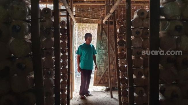 Sumedi Purbo menunjukkan tempat budi daya jamur miliknya di Grogol, Umbulharjo, Cangkringan, Sleman, Senin (23/11/2020). - (SuaraJogja.id/Hiskia Andika)