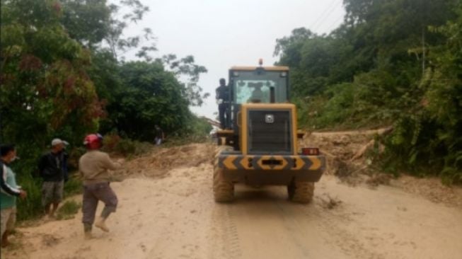 Tanah Longsor di Bukit Matok Melawi, Akses Jalan Menuju Sintang Terputus