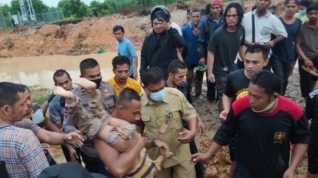 Detik-Detik Bocah Tembesi Batam Terseret Banjir dan Ditemukan Sangat Lemas