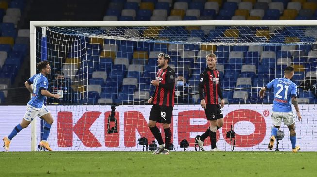 Pemain depan Napoli Dries Mertens (kiri) mencetak gol selama pertandingan sepak bola seri A Italia Napoli vs AC Milan di stadion San Paolo, Naples pada (22/11/2020). [ANDREAS SOLARO / AFP]Pemain depan Napoli Dries Mertens (kiri) mencetak gol selama pertandingan sepak bola seri A Italia Napoli vs AC Milan di stadion San Paolo, Naples pada (22/11/2020). [ANDREAS SOLARO / AFP]