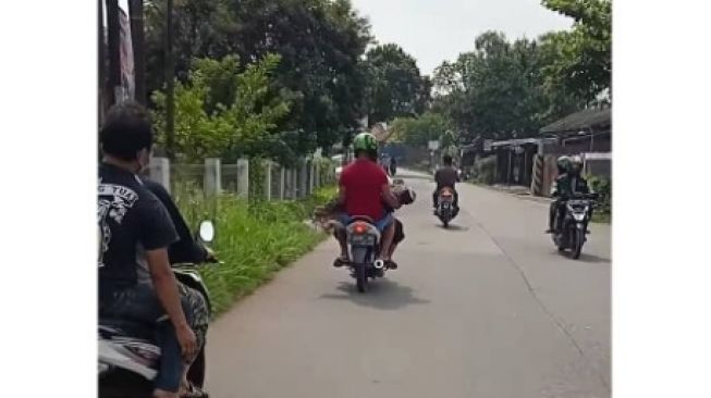 Jenazah dibawa pakai motor (ist)