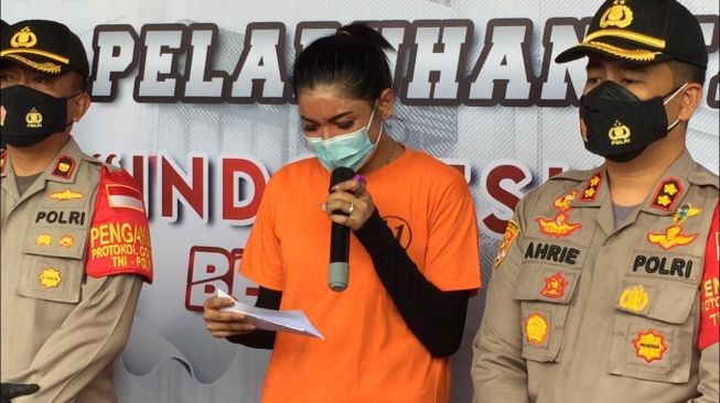 Millen Cyrus memberikan pernyataan sambil menangis saat polisi melakukan gelar perkara atas kasus narkoba yang menjeratnya di Polres Pelabuhan Tanjung Priok, Senin (23/11/2020). [Herwanto/Suara.com]