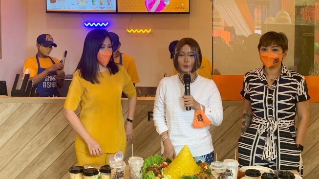 Inul Daratista di acara grand launching bisnis barunya, Shake A Shake di kawasan Gading Serpong, Tangerang, Banten, baru-baru ini. [dokumentasi pribadi]