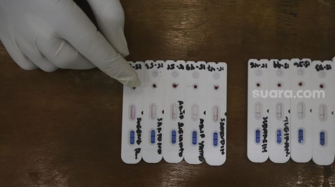 Tenaga medis menata hasil screening tes cepat (rapid test) COVID-19 warga di Gelanggang Olahraga Remaja Kecamatan Tebet, Jakarta, Senin (23/11/2020). [Suara.com/Angga Budhiyanto]