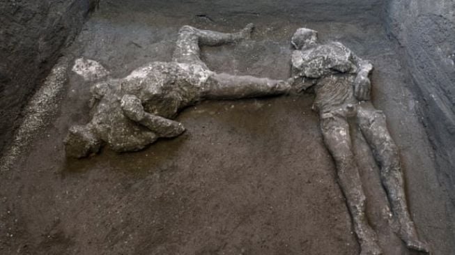 Jasad tuan dan budak korban letusan Gunung Pompeii.[Luigi Spina/Parco Archeologico/EPA]