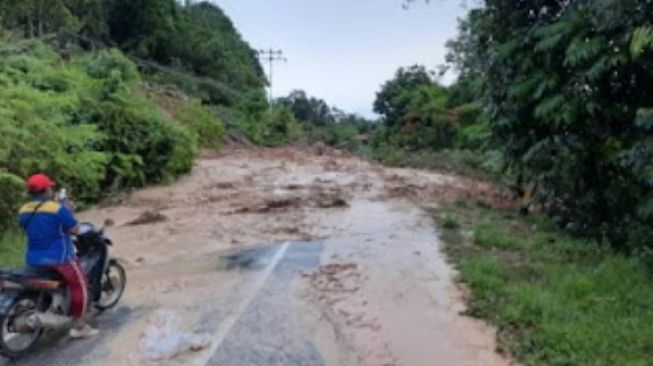 Sempat Tertutup Longsor, Akses Jalan di Bukit Matok Kembali Bisa Dilalui