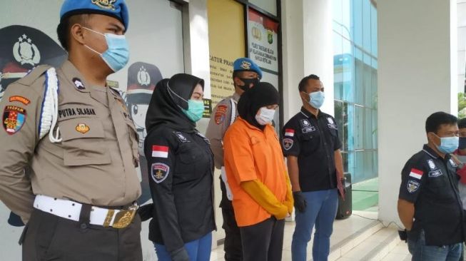 Ibu muda LQR (22), pelaku penganiayaan keji yang tega rendam kepala balitanya di dalam ember, dalam ungkap kasus di Mapolres Tangsel, Senin (23/11/2020). [Ist]