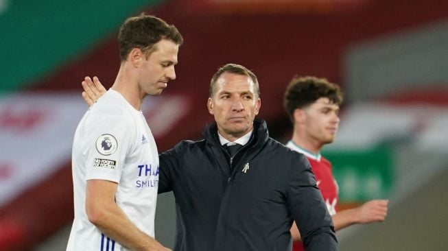 Manajer Leicester City Brendan Rodgers menenangkan bek Jonny Evans dalam laga pekan kesembilan Liga Inggris menghadapi Liverpool di Anfield, Liverpool, Senin (23/11/2020) dini hari WIB. [Jon Super / POOL / AFP]