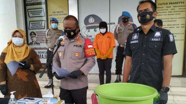 Ibu muda LQR (22), pelaku penganiayaan keji yang tega rendam kepala balitanya di dalam ember, dalam ungkap kasus di Mapolres Tangsel, Senin (23/11/2020). [Ist]