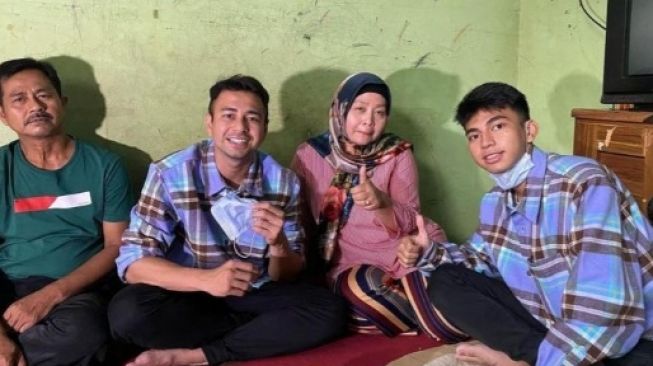 Raffi Ahmad main ke kontrakan Dimas Ramadhan, tukang bakso yang mirip dengannya [Instagram]