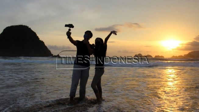 Enjoy the Magnificent Twilight at Pantai Merah Banyuwangi
