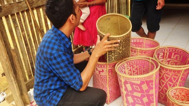 Motif Anyaman Jadi Identitas Masyarakat Komunitas Dayak Meratus