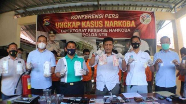 Polisi Gerebek Rumah “Ustaz” Tempat Produksi Sabu di Lombok Timur