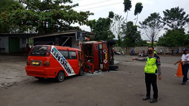 Truk Bermuatan Bahan Kimia Tabrak Angkot di Depan SPBU Grogol Cilegon