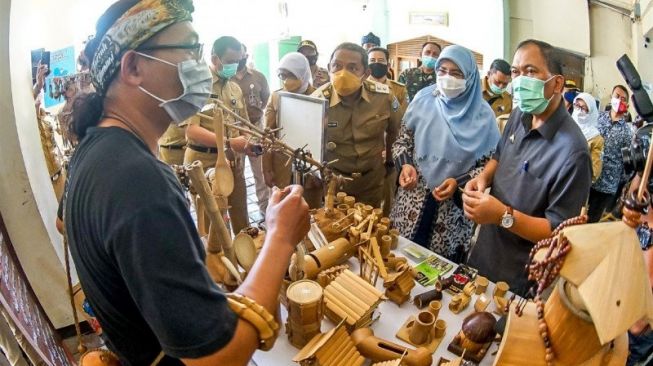 Wali Kota Bandung Oded M Danial mengunjungi kampung wisata di Cigadung, Kota Bandung, Jawa Barat, Selasa (24/11/2020). [ANTARA/HO-Humas Pemkot Bandung]