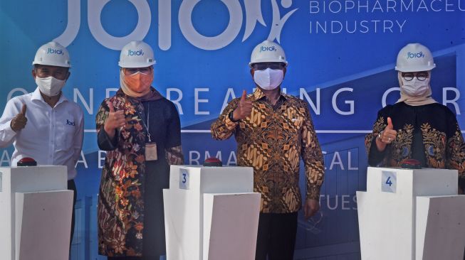 Kepala Staf Kepresidenan Moeldoko (tengah) didampingi Kepala Balai Pengawasan Obat dan Makanan (BPOM) Penny Kusumastuti (kanan), Direktur Produksi Kefarmasian Kementrian Kesehatan Agusdini Banun Saptaningsih (kedua kiri) dan Dirut PT Jakarta Biopharmaceutical Industry Mahendra Suhardono (kiri) berfoto bersama saat acara grounbreaking pembangunan pabrik vaksin COVID-19 di Kawasan Modern Industri Cikande, Serang, Banten, Selasa (24/11/2020). [ANTARA FOTO/Asep Fathulrahman]
