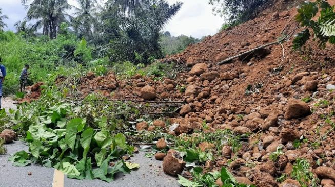 Jalan Nasional di Madina Tertutup Longsor: Cuma Bisa Dilewati Kereta