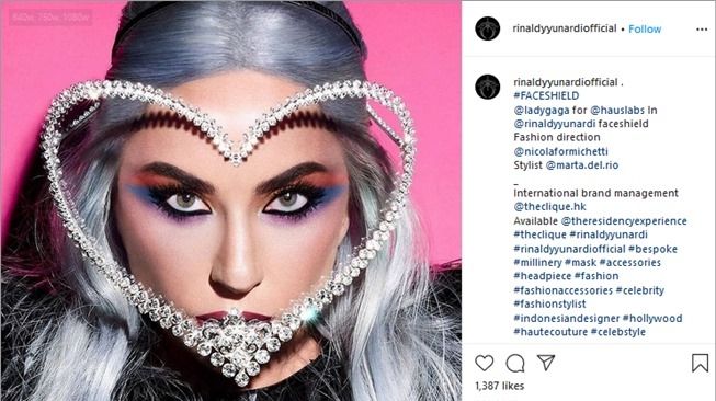 Lady Gaga memakai face shield Rinaldy Yunardi. (Instagram/@refounders)
