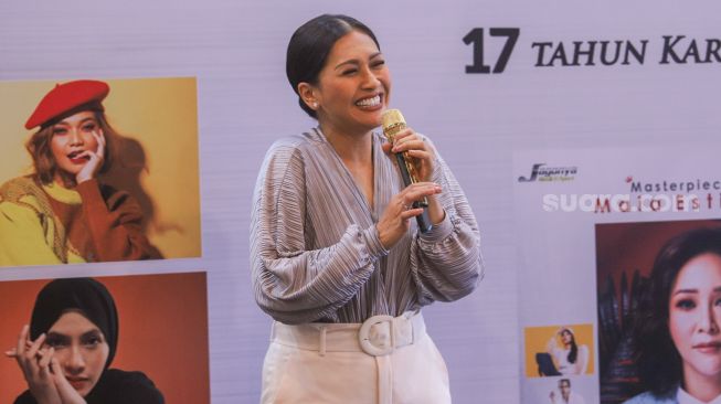 Penyanyi Tata Janeeta tertawa ketika menjawab pertanyaan awak media saat perilisan album 'Masterpiece' Maia Estianty di Kawasan Kemang, Jakarta Selatan, Selasa (24/11). [Suara.com/Alfian Winanto]