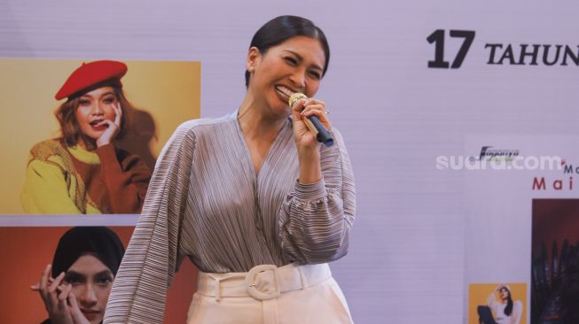 Penyanyi Tata Janeeta tertawa ketika menjawab pertanyaan awak media saat perilisan album 'Masterpiece' Maia Estianty di Kawasan Kemang, Jakarta Selatan, Selasa (24/11). [Suara.com/Alfian Winanto]