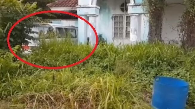 Viral Mobil Misterius Diparkir di Rumah Kosong, Isi Kabinnya Bikin Kaget