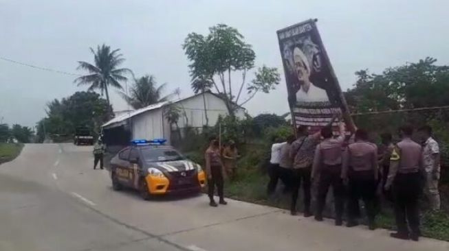 Petugas Gabungan Copot Baliho Habib Rizieq di Serang, Kapolres: Ilegal