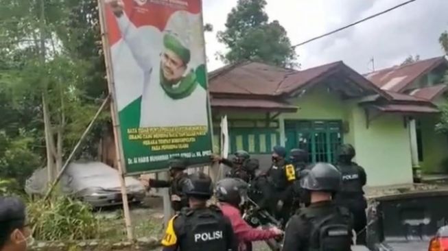 Pemuda Bogor Maki-maki Brimob saat Bongkar Baliho Habib Rizieq