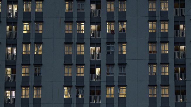 Lampu-lampu ruang perawatan menyala di Rumah Sakit Darurat COVID-19 Wisma Atlet Kemayoran, Jakarta, Senin (23/11/2020).  [ANTARA FOTO/Aditya Pradana Putra]