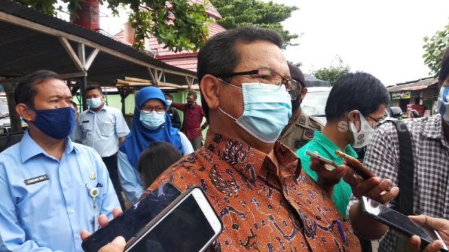 Pjs Bupati Bantul Budi Wibowo memberi keterangan kepada wartawan saat kunjungan belanja UMKM di Pasar Imogiri, Kabupaten Bantul, Selasa (24/11/2020). - (SuaraJogja.id/Muhammad Ilham Baktora)