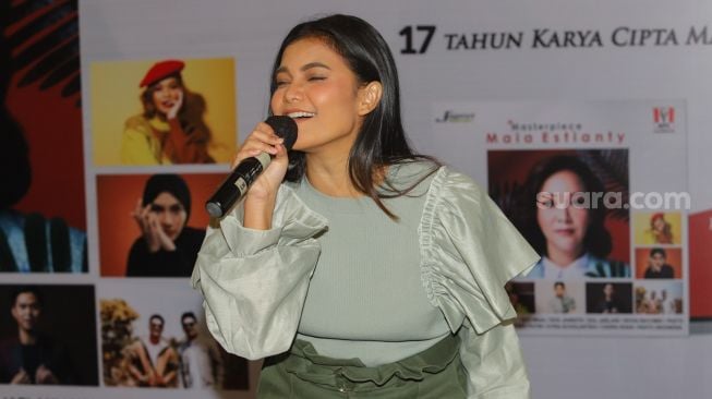 Ekspresi Citra Scholastika ketika tampil bernyanyi saat perilisan album 'Masterpiece' Maia Estianty di Kawasan Kemang, Jakarta Selatan, Selasa (24/11). [Suara.com/Alfian Winanto]