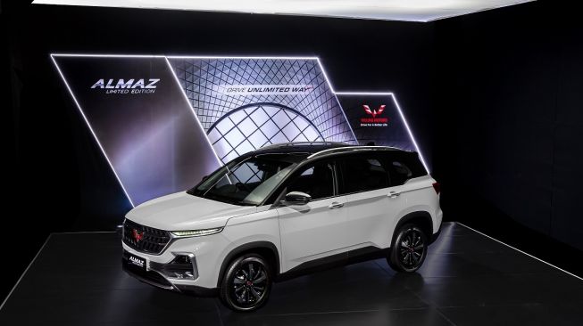 Wuling Almaz Limited Edition  warna two-tone Pristine White with Starry Black [Wuling].