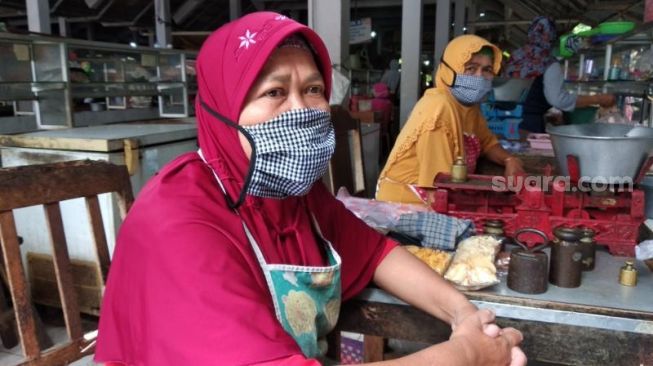 Penjual daging ayam, Surip (50), menjajakan ayam jualannya di Pasar Imogiri, Bantul, Selasa (24/11/2020). - (SuaraJogja.id/Muhammad Ilham Baktora)