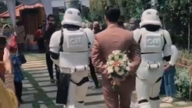 Viral Pengantin Nikah Diarak Pasukan Stormtrooper, Pecinta Star Wars Iri