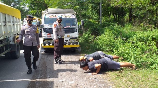 Tidak Pakai Masker, Pengendara di Gowa Dihukum Push Up