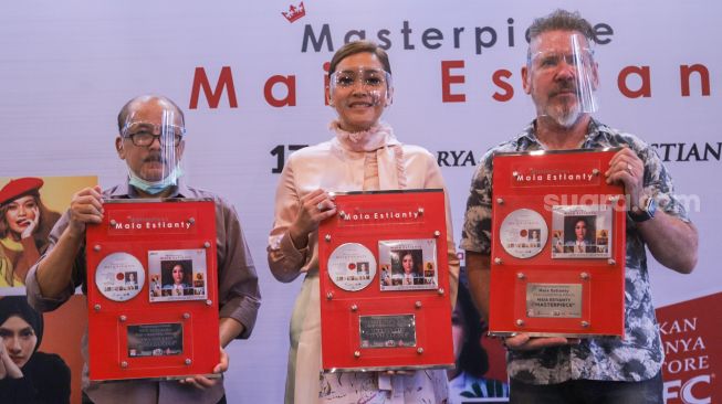 Penyanyi Maia Estianty saat perilisan album barunya bertajuk 'Masterpiece' di Kawasan Kemanag, Jakarta Selatan, Selasa (24/11). [Suara.com/Alfian Winanto]