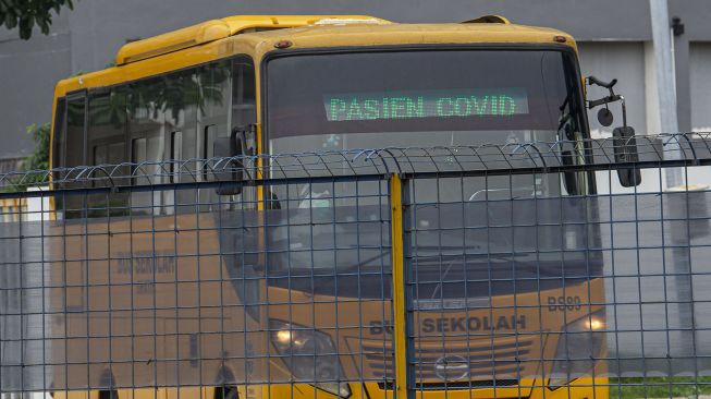 Pengemudi bus penjemput pasien keluar dari Rumah Sakit Darurat COVID-19 Wisma Atlet Kemayoran di Jakarta, Senin (23/11/2020). [ANTARA FOTO/Aditya Pradana Putra]