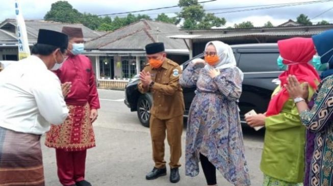 Molen Bangga, Disambut Warga Tuatunu dengan Adat Melayu