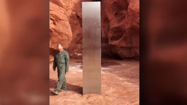 Sebuah monolit misterius ditemukan di Utah, Amerika Serikat.[YouTube]