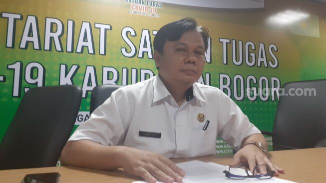 Juru Bicara Satgas Penanganan Covid-19 Kabupaten Bogor, R. Irwan Purnawan ditemui di ruang Satgas Covid-19 Kabupaten Bogor, Rabu (25/11/2020). [Suara.com/Andi Ahmad Sulaendi]