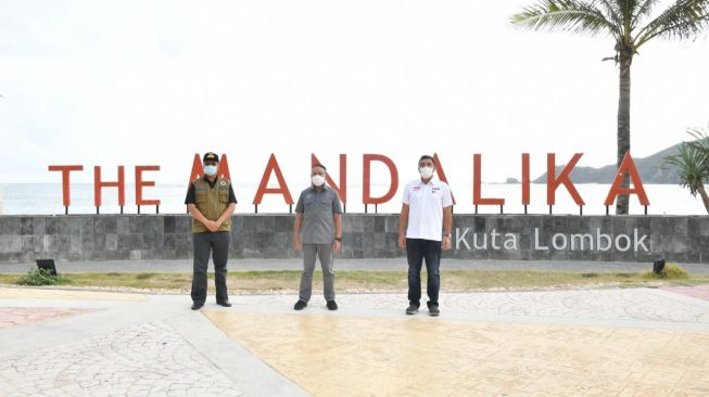 Menpora Zainudin Amali saat meninjau langsung pembangunan sirkuit di Lombok Tengah, Nusa Tenggara Barat (NTB), Selasa (24/11/2020). [Dok. Kemenpora]