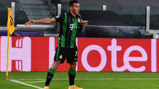 Pemain Ferencvaros, Myrto Uzuni, menirukan selebrasi Cristiano Ronaldo usai menjebol gawang Juventus, Rabu (25/11/2020) dini hari WIB. (Miguel Medina/AFP).