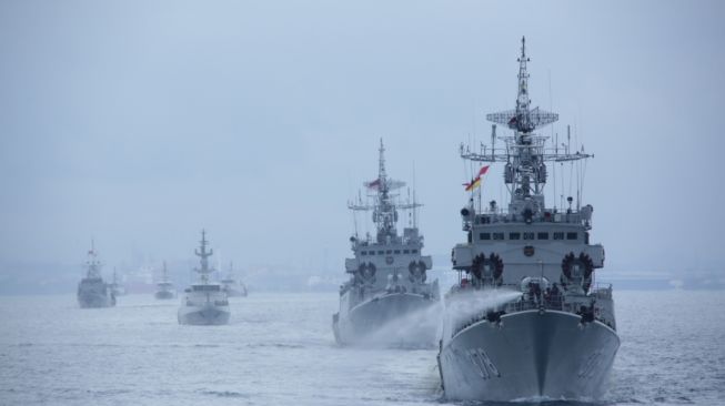 Panglima TNI Pamer Kapal Perang KRI Bung Karno ke Perwakilan Angkatan Laut 36 Negara