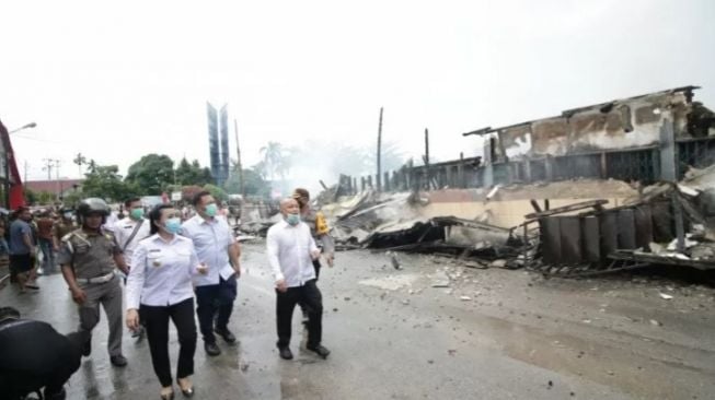 Bupati Landak Karolin meninjau kebakaran di Terminal Ngabang. (Antara/ist)