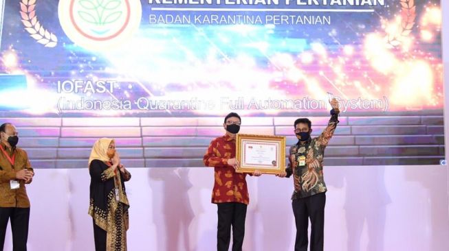 Mentan, Syahrul Yasin Limpo, saat menerima penghargaan Pelayanan Publik Terbaik untuk IQFAST. (Dok : Kementan)