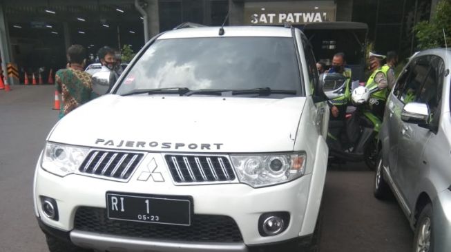 Direktorat Lalu Lintas Polda Metro Jaya mengamankan pengemudi mobil Mitsubishi Pajero Sport berplat nomor RI 1. (Ist)