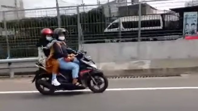 Emak-emak nyasar ke jalan tol dengan santai berkendara tanpa rasa dosa (Facebook)