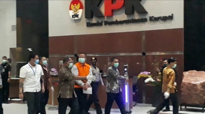 Selain Tampil Pakai Rompi Tahanan, KPK Borgol Tangan Menteri Edhy Prabowo