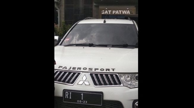 Direktorat Lalu Lintas Polda Metro Jaya mengamankan pengemudi beserta mobil Mitsubishi Pajero Sport berplat nomor RI 1 yang menerabas masuk ke Mabes Polri di Kebayoran Baru, Jakarta Selatan, Rabu (25/11/2020). [Ist]