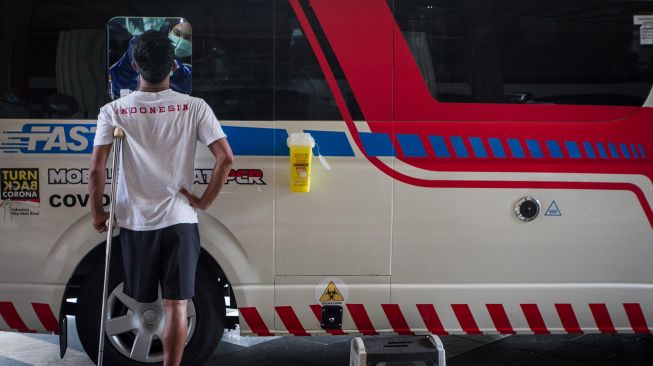 Petugas medis melakukan tes usap atau swab test kepada atlet, pelatih dan tenaga pendukung Pemusatan Latihan Nasional (Pelatnas) National Paralympic Committee (NPC) di Solo, Jawa Tengah, Rabu (25/11/2020). [ANTARA FOTO/Mohammad Ayudha]